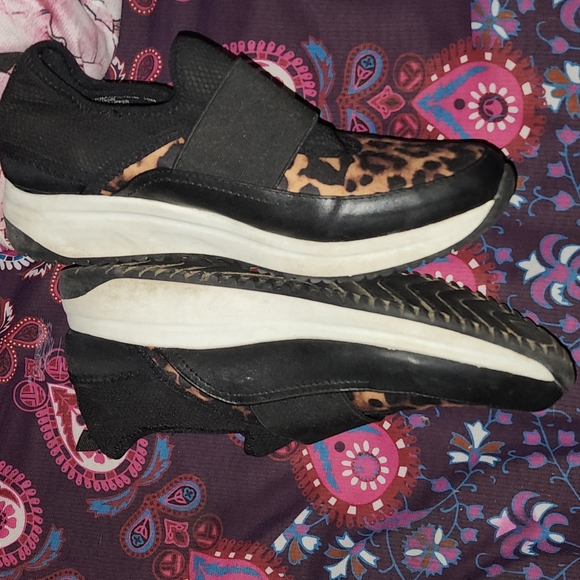 ➶➶➶➶➶ Anne Klein Backdoor Sport Leopard Print Sneakers  ➷➷➷➷➷ - Picture 6 of 11